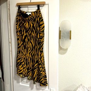 Like new Gilli skirt- size large and never worn! Gorgeous pattern and colors.